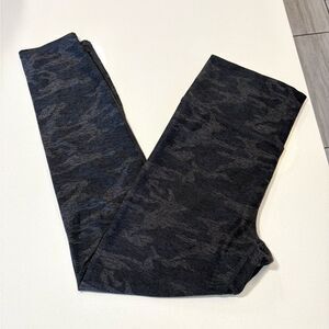 Vuori Heather Charcoal Gray Athletic -High Waisted Soft leggings Camo size Small
